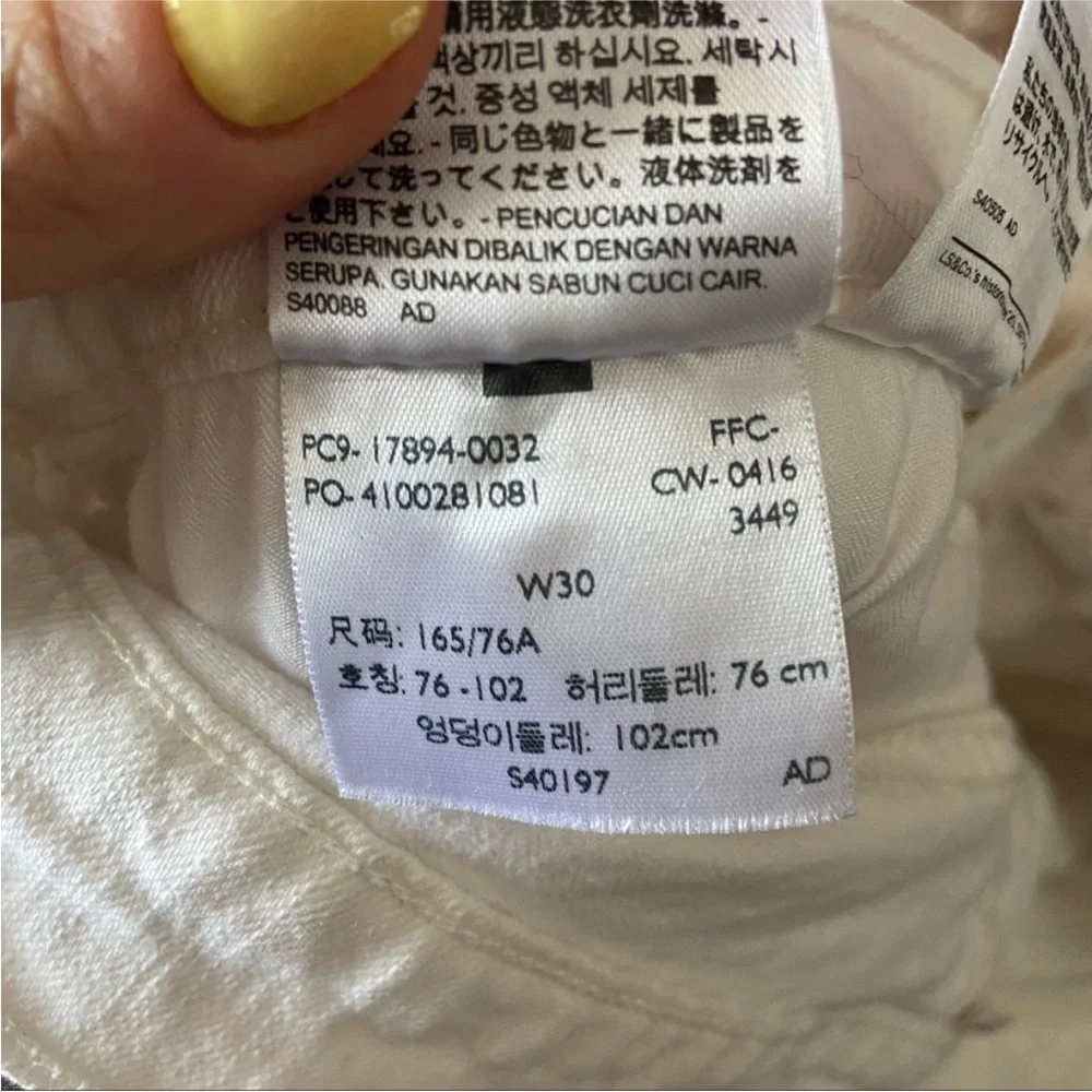 Levi’s Mid Rise Shorts - Picture 4 of 4